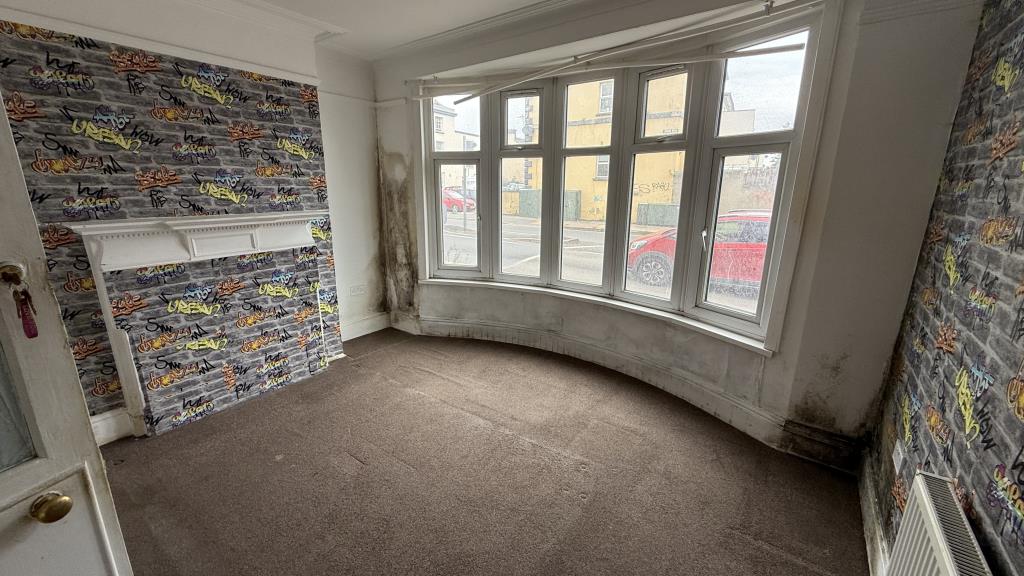 Lot: 167 - VACANT SEMI-DETACHED HOUSE WITH POTENTIAL - Internal image of room 1 from hallway on ground floor